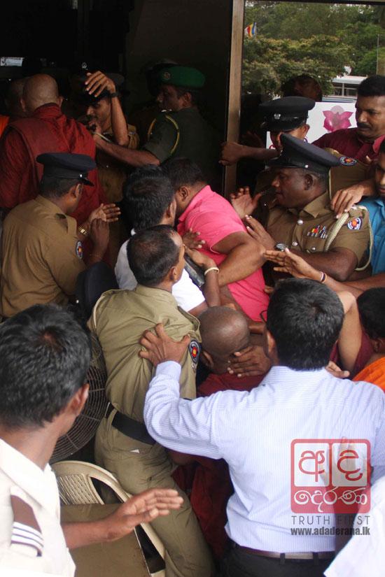VIDEO: Dispute over last rites of Indrarathana Thera