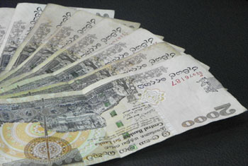 Sri Lanka raise rates, slows lending