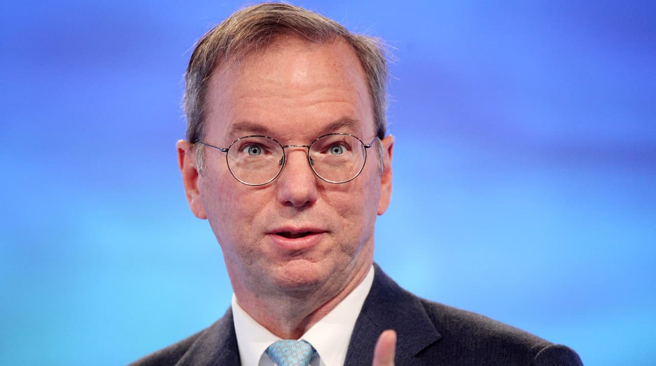 Stolen emails reveal a tight relationship between Google’s Eric Schmidt and the Clintons