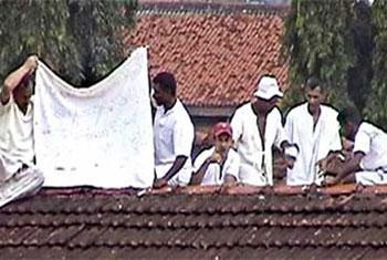 VIDEO: Protest at Bogambara prison called off after talks with Namal