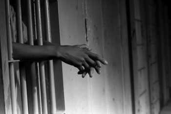 Suspect dies inside Court