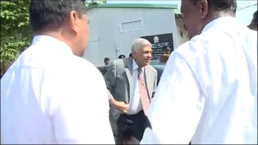 PM arrives at the Bond Commission