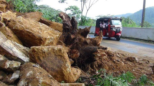 Traffic restricted to one lane on Hatton-Colombo main road