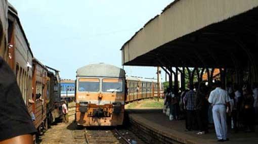 Train from Batticaloa to Fort derails at Mahawa