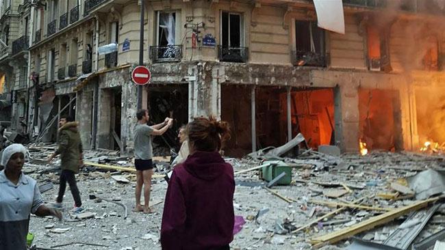 Powerful blast shakes street in centre of Paris