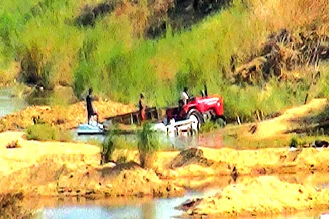 Illegal sand miner hits four police officers with tractor