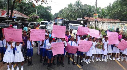 A-9 road blocked at Dambulla due to protest