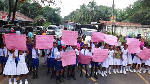 A-9 road blocked at Dambulla due to protest
