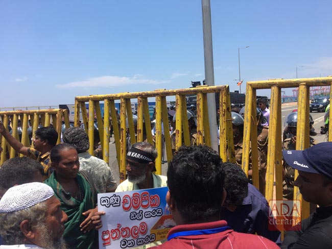 Galle Road closed off due to protest
