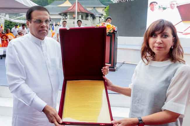 President hands over proposal to declare Tripitaka as a World Heritage