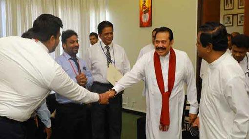 Mahinda meets Wanni graduates