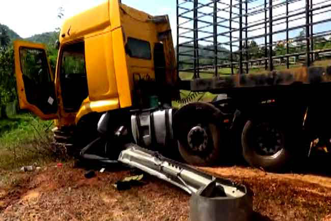 Container carrying 1200 gas cylinders veers off expressway