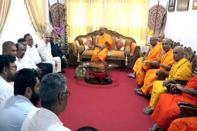 Resigned Muslim Ministers call on Asgiri-Malwathu Chief Prelates