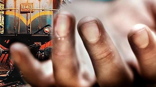 Mother & 2 children killed by train at Kollupitiya