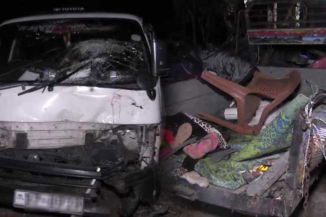 Five killed in van-tractor collision at Welikanda