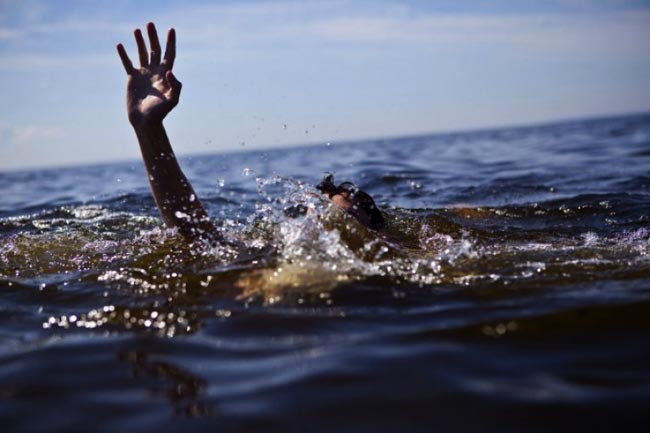 Family of 4 drowns in Yala sea; father and daughter dead