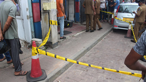 Robber stabs shop owner to death in Dehiwala