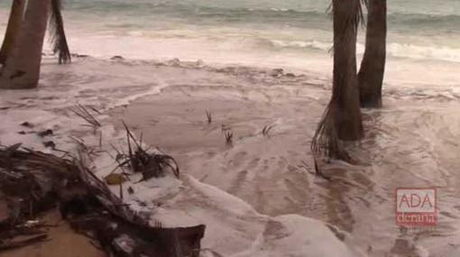 Road from Kahawa to Godagama swamped in by ocean waves