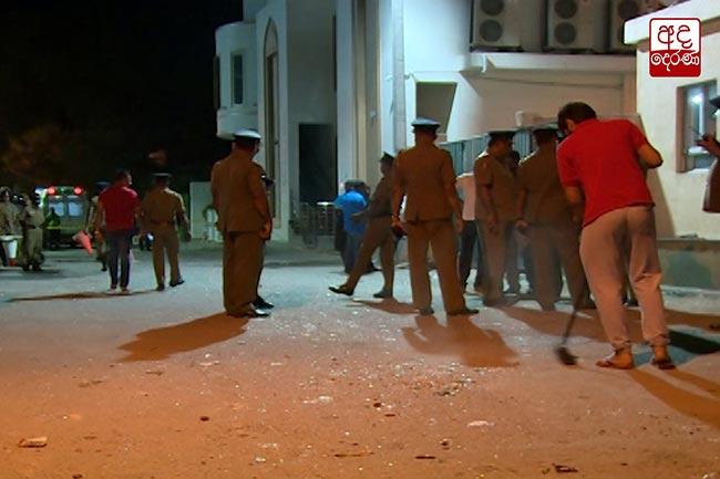 Six including 3 policemen injured in Wellawatte clash