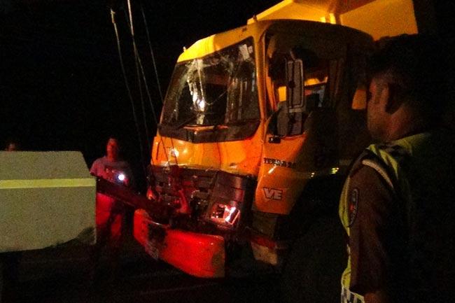 Trucks transporting garbage to Aruwakkalu collide