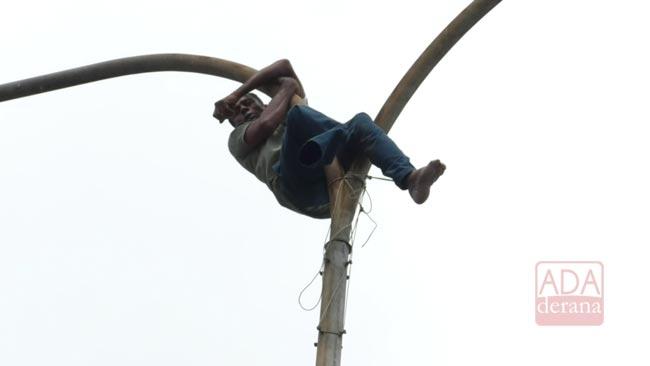 Disabled war hero climbs lamppost in protest