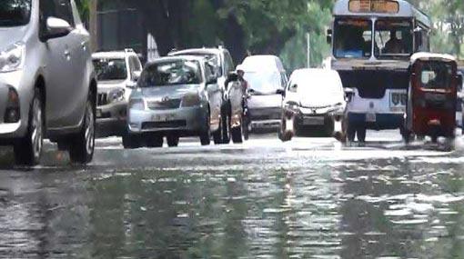 Rain causes heavy traffic in Colombo