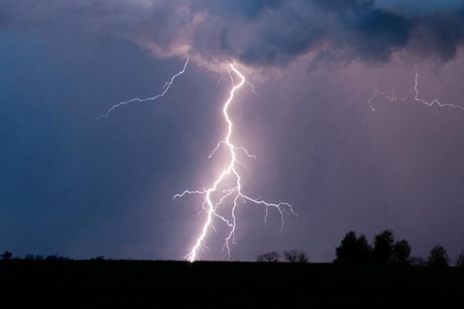 Thundershowers & severe lightning possible tonight