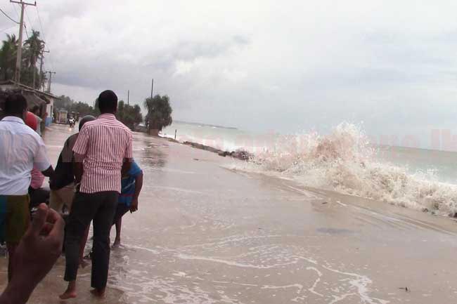 Several areas of Galle Road swamped in by ocean waves