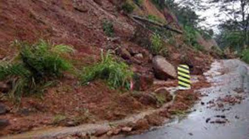Rock-fall hinders traffic on Colombo-Badulla main road