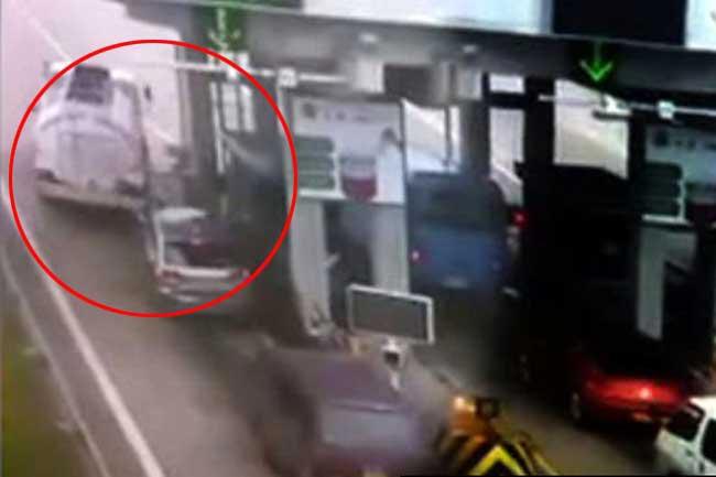 Water bowser crashes into 3 vehicles including minister’s car