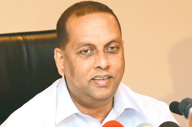 Amaraweera instructs removal of unauthorized vending stalls at Bastian Mawatha