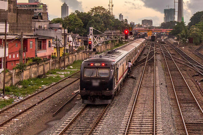 Train derails near Maradana station