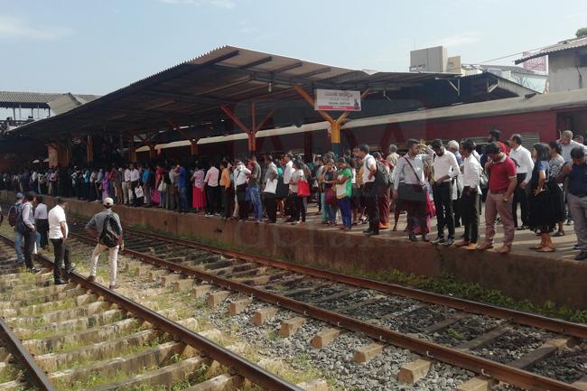 Technical glitch in train causes delays at Ragama station
