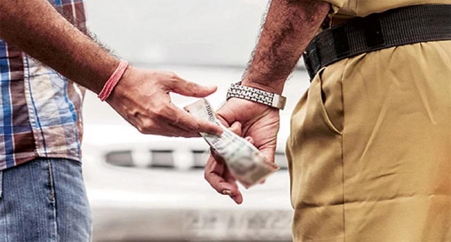 Police officer remanded for accepting bribe