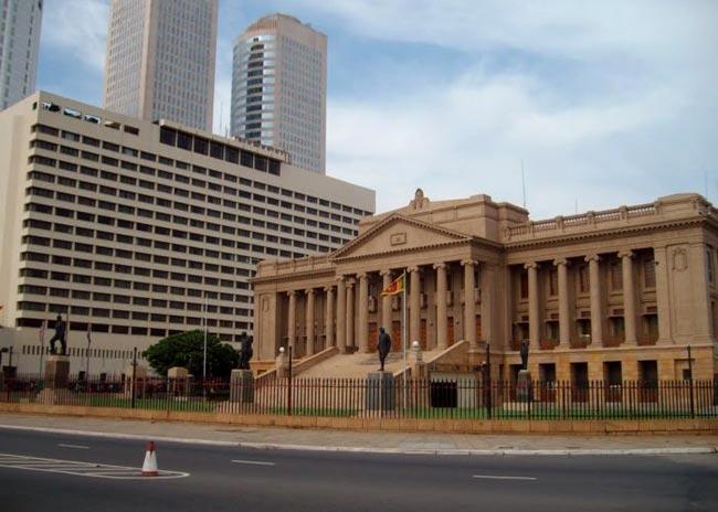 Galle Road closed near Presidential Secretariat