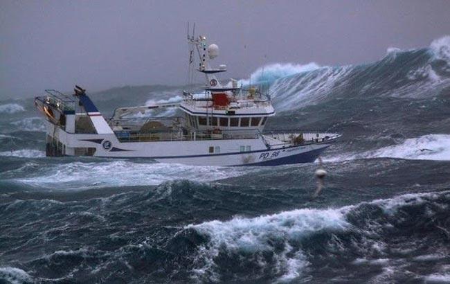 30 local fishing trawlers drift to Indonesian waters in bad weather