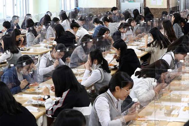 Global COVID-19 cases surge past 5.4 mn, death toll over 345,000