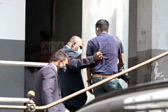 IP Neomal Rangajeewa manhandles a photojournalist at HC