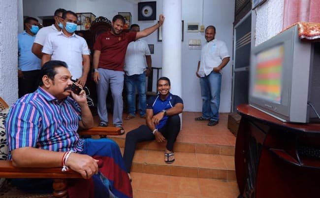 Modi congratulates Mahinda on clear mandate at polls