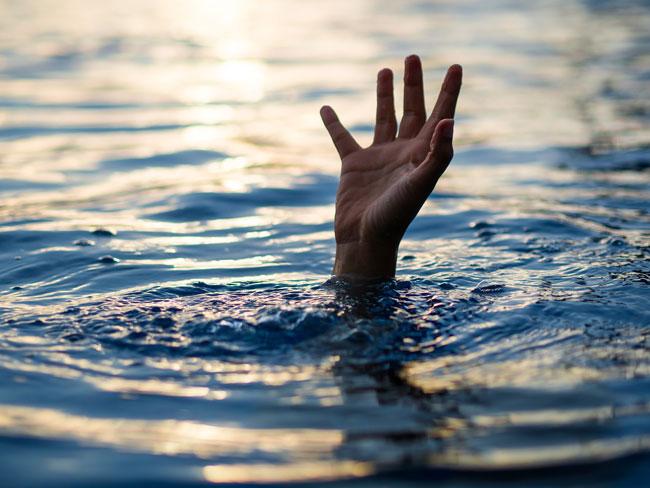 Two teenagers missing while sea bathing in Mt. Lavinia