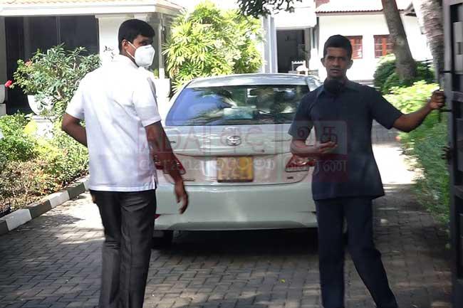 PCoI officers probing Easter attacks visit Sirisena’s residence