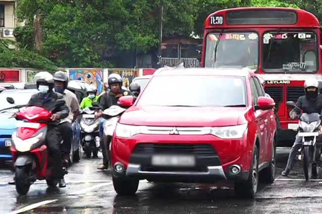 Heavy traffic in Colombo due to rain
