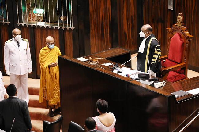 Athuraliye Rathana Thero sworn in as an MP