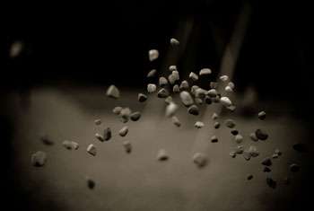VIDEO: Ranil and UNP MPs pelted with stones