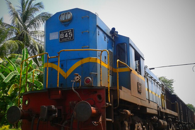 Vavuniya-bound train derails near Colombo Fort station