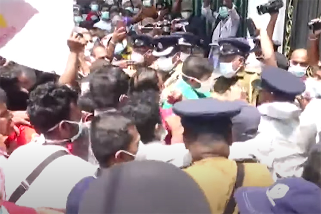 Protesting health workers forcibly enter Health Ministry premises