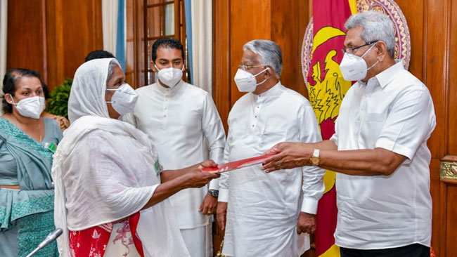 Families occupying govt lands without ownership receive grants