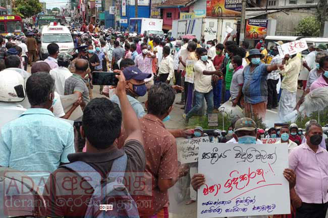 Nearly 1,500 farmers launch protest disrupting traffic