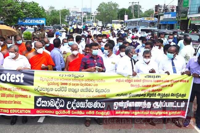 Heavy traffic due to education sector trade unions’ protest at Pelawatte