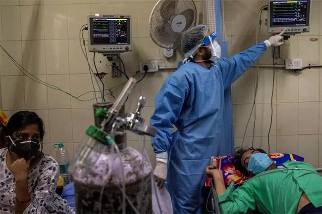 India records highest single-day COVID surge with over 300,000 new cases